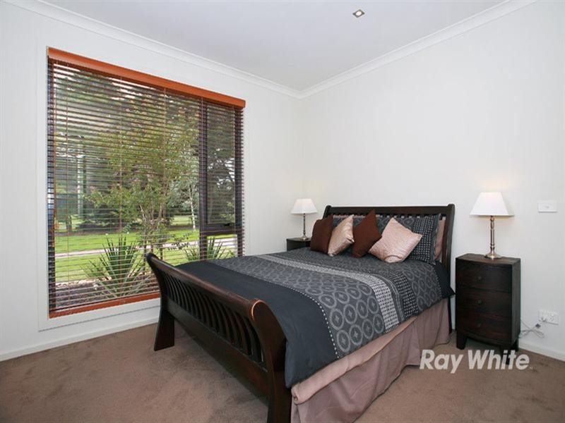8 Greenview Terrace, Keysborough VIC 3173