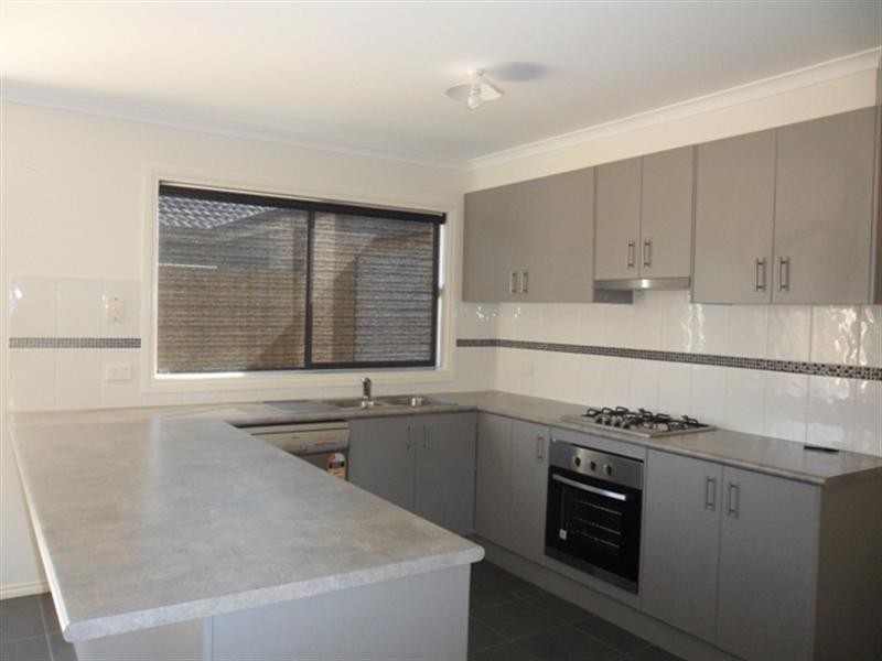 21 Evesham Street, Cranbourne North VIC 3977