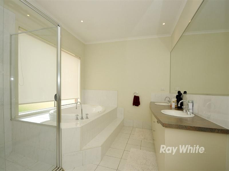 15 The Watercourse, Keysborough VIC 3173