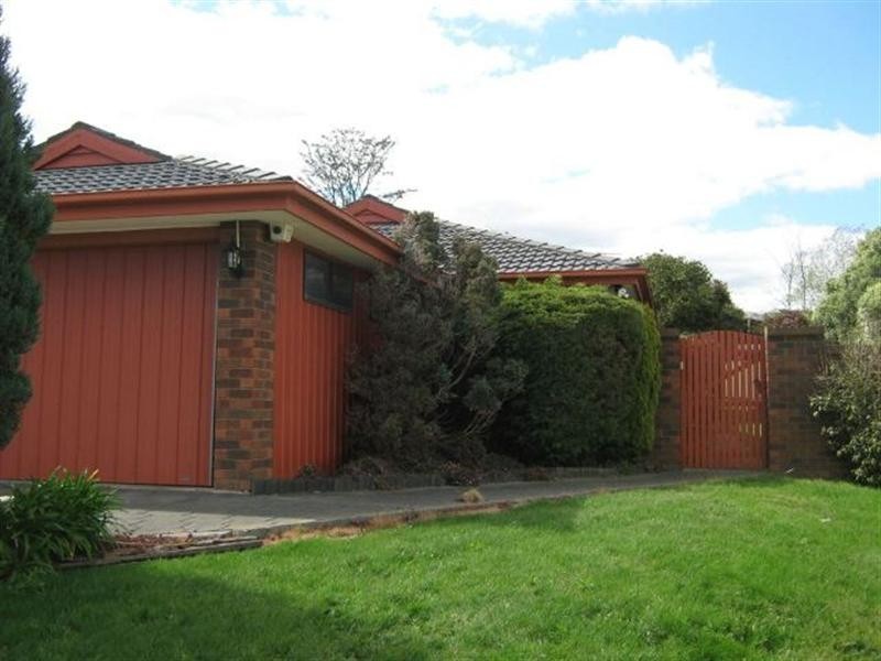 34 Crossdale Rise, Endeavour Hills VIC 3802