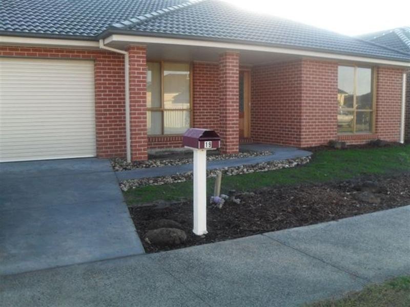 19 Golden Green Way, Pakenham VIC 3810