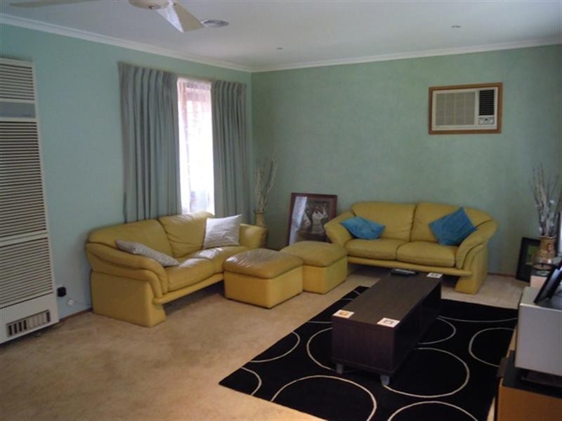 12 Osborne Grove, Pakenham VIC 3810