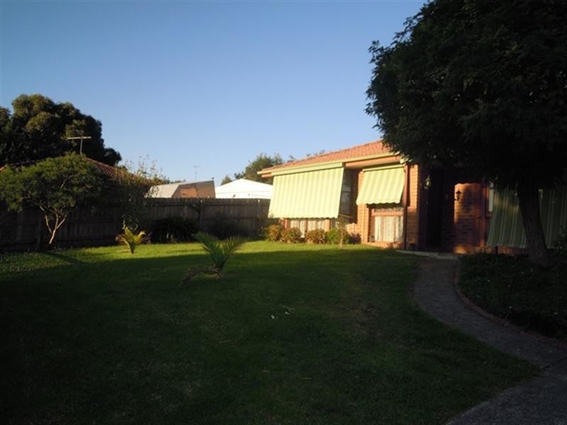 12 Osborne Grove, Pakenham VIC 3810