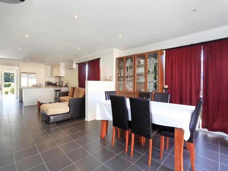15 Melzak Way, Berwick VIC 3806