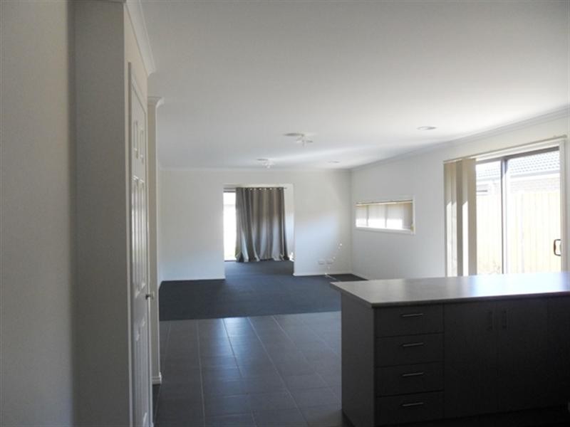 21 Evesham Street, Cranbourne North VIC 3977