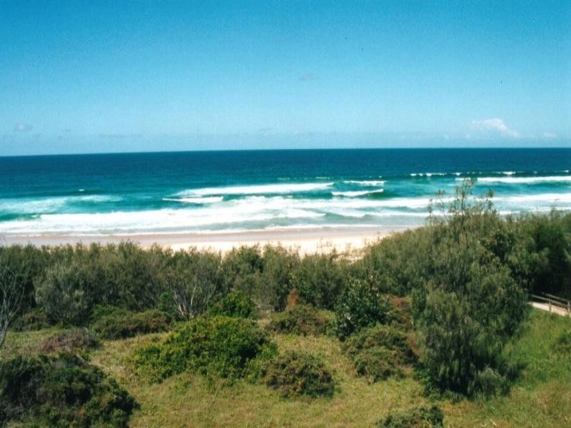 20 Wavecrest Drive, Castaways Beach QLD 4567