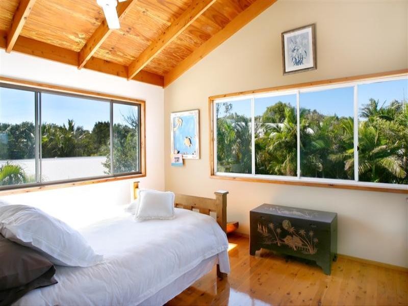 20 Wavecrest Drive, Castaways Beach QLD 4567