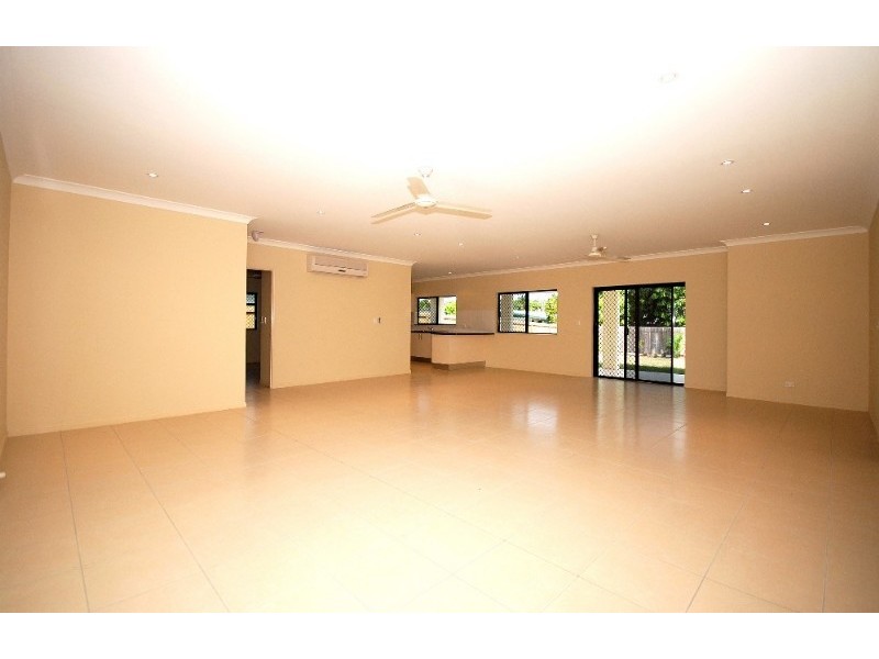 Holloways Beach QLD 4878