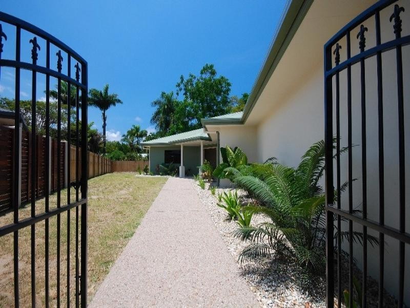 Holloways Beach QLD 4878