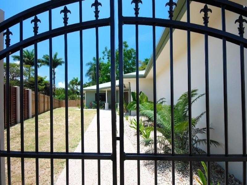 Holloways Beach QLD 4878