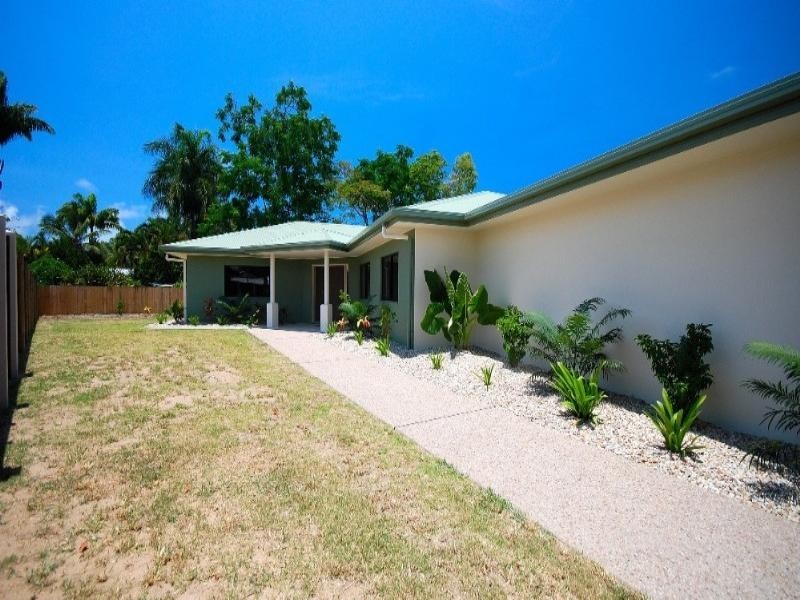 Holloways Beach QLD 4878