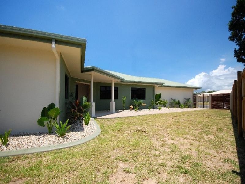 Holloways Beach QLD 4878