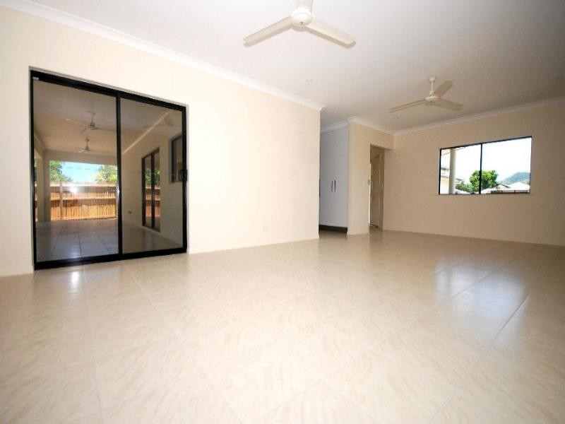 Holloways Beach QLD 4878