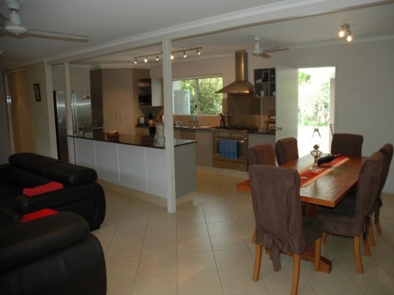 8 Talpa Close, Palm Cove QLD 4879