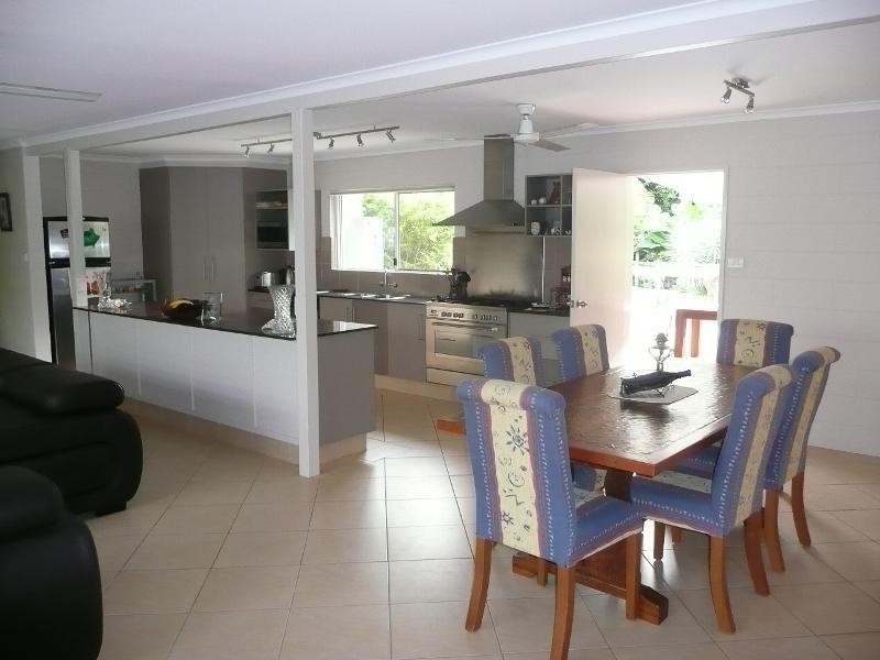 8 Talpa Close, Palm Cove QLD 4879