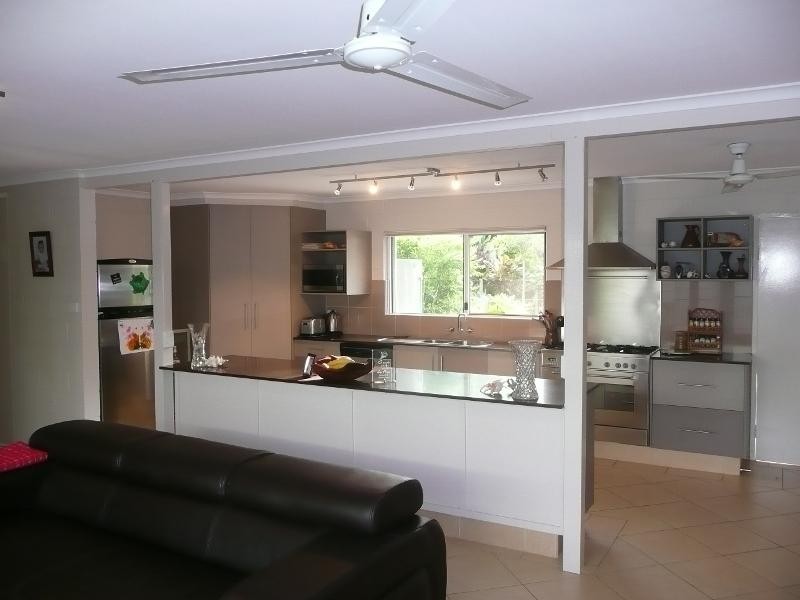 8 Talpa Close, Palm Cove QLD 4879