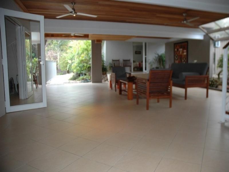 8 Talpa Close, Palm Cove QLD 4879