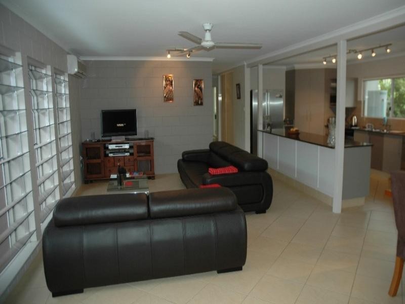 8 Talpa Close, Palm Cove QLD 4879