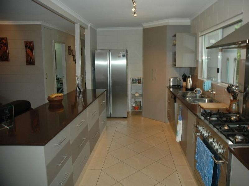 8 Talpa Close, Palm Cove QLD 4879