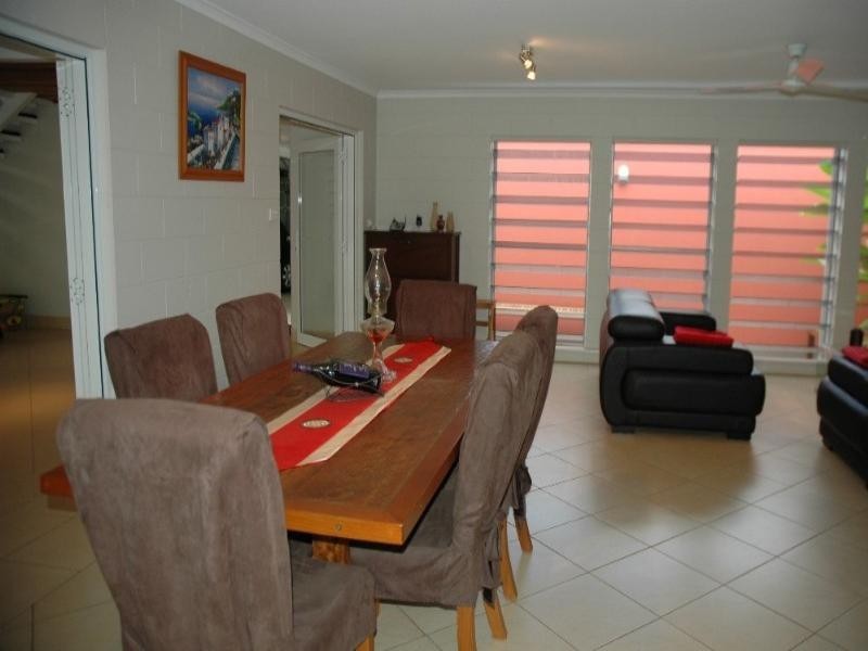 8 Talpa Close, Palm Cove QLD 4879