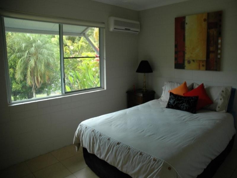 8 Talpa Close, Palm Cove QLD 4879