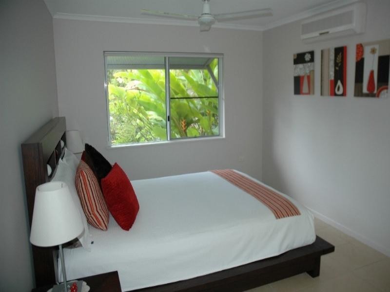 8 Talpa Close, Palm Cove QLD 4879