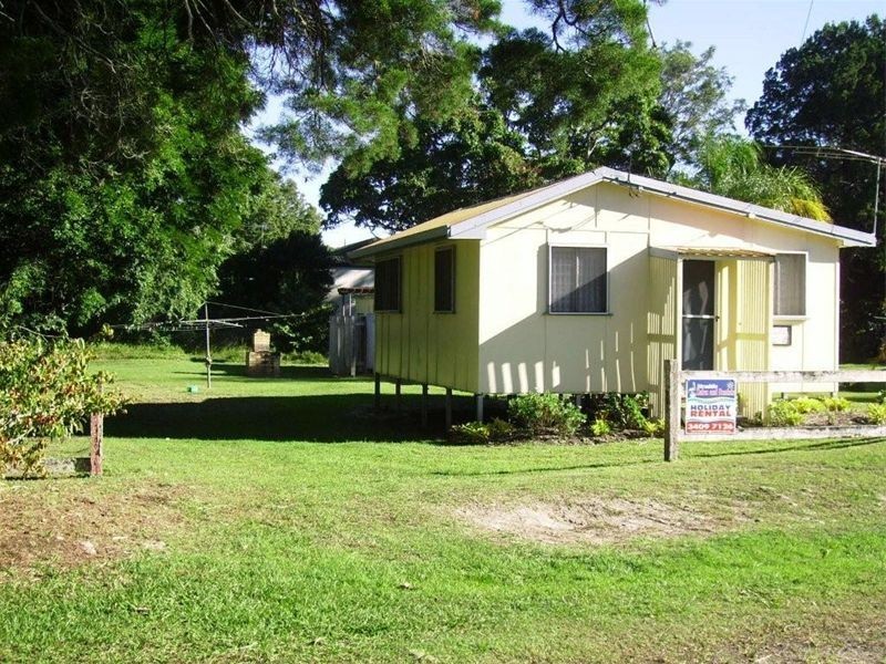 6 Miles Street, Amity Point QLD 4183