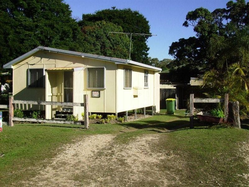 6 Miles Street, Amity Point QLD 4183