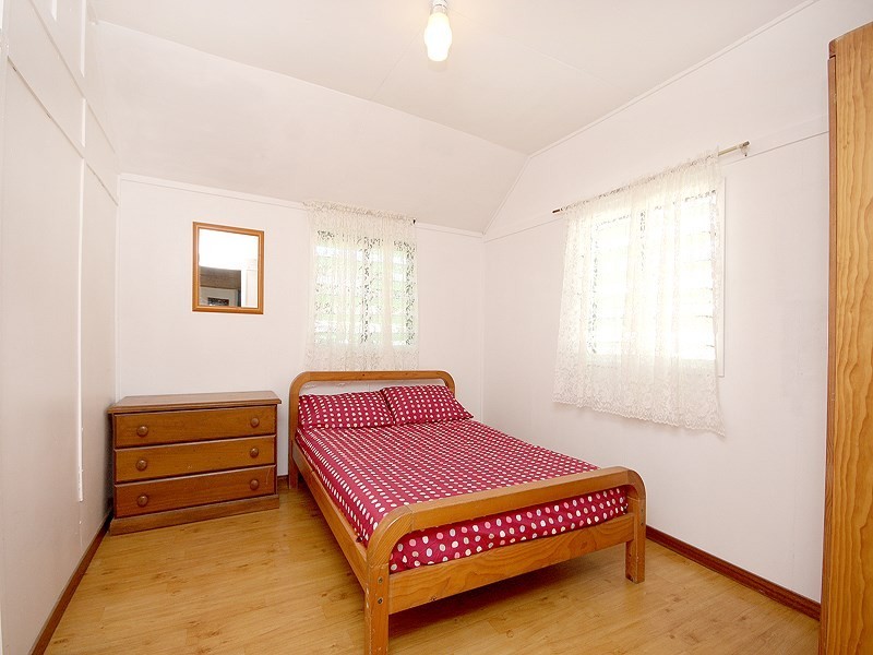 5 Ballow Street, Amity Point QLD 4183