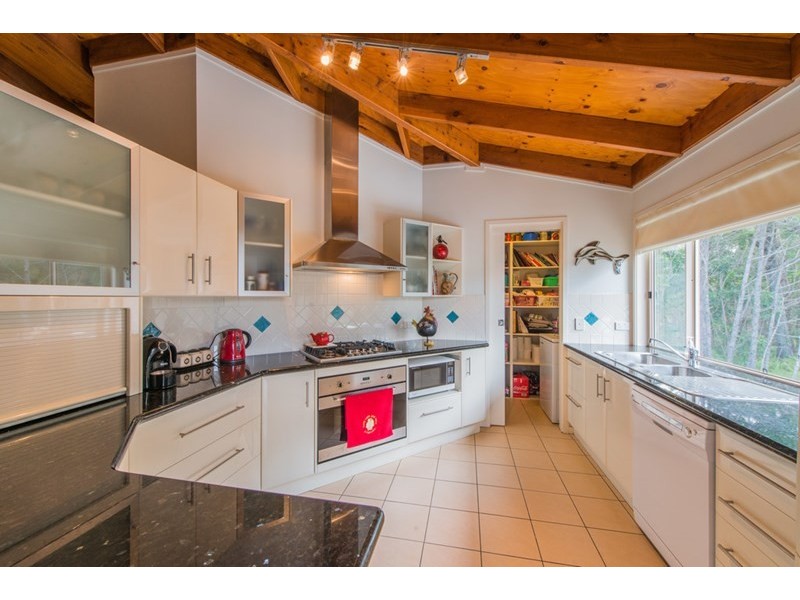 6 Chettle Street, Amity Point QLD 4183