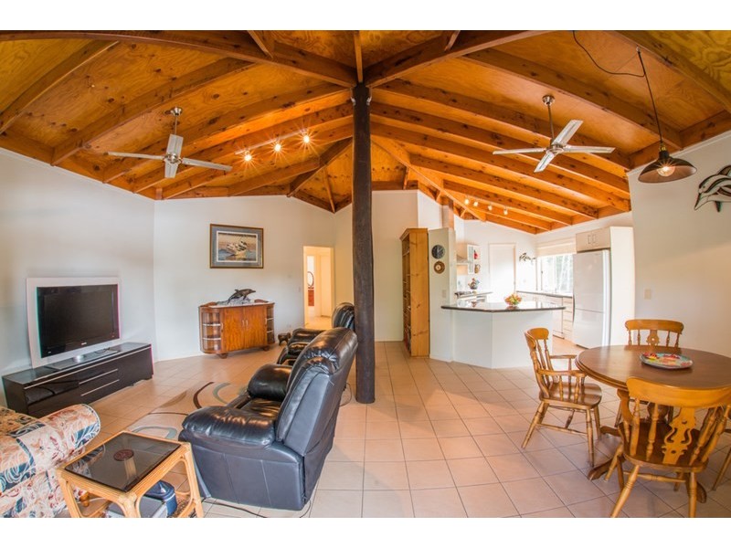 6 Chettle Street, Amity Point QLD 4183