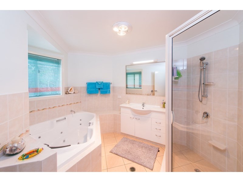 6 Chettle Street, Amity Point QLD 4183