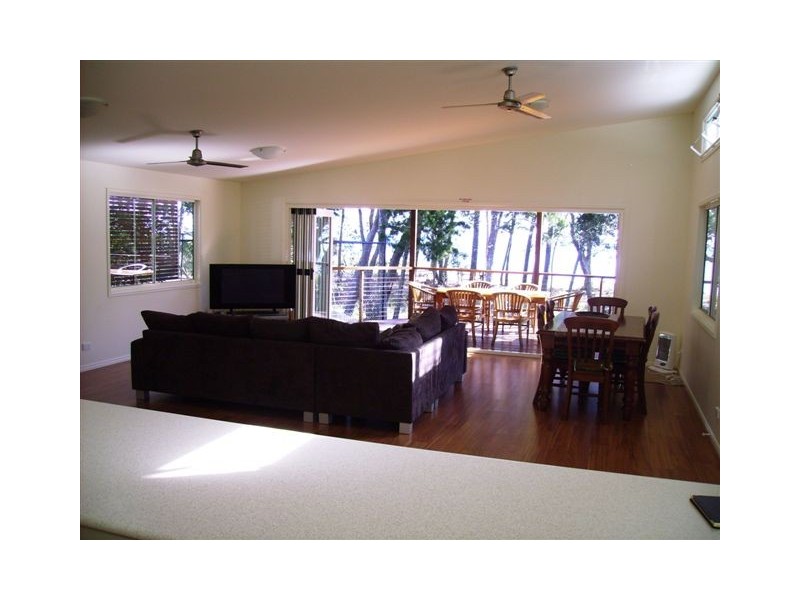 21 Ballow Street, Amity Point QLD 4183