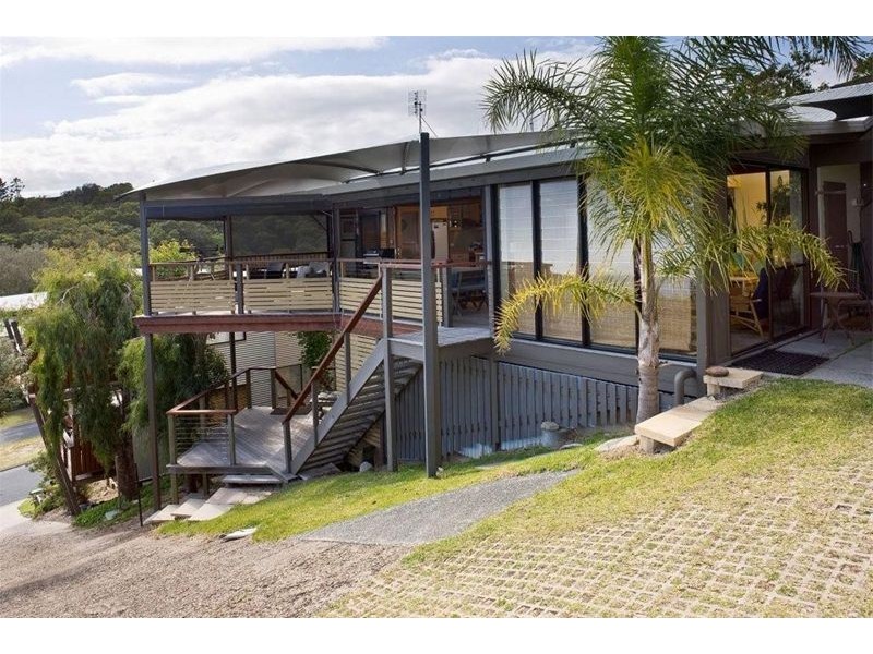 17 George Nothling Drive, Point Lookout QLD 4183