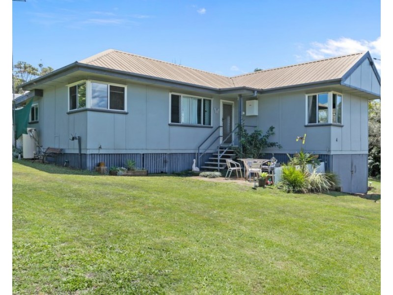 4 Logan Crescent, Dunwich QLD 4183