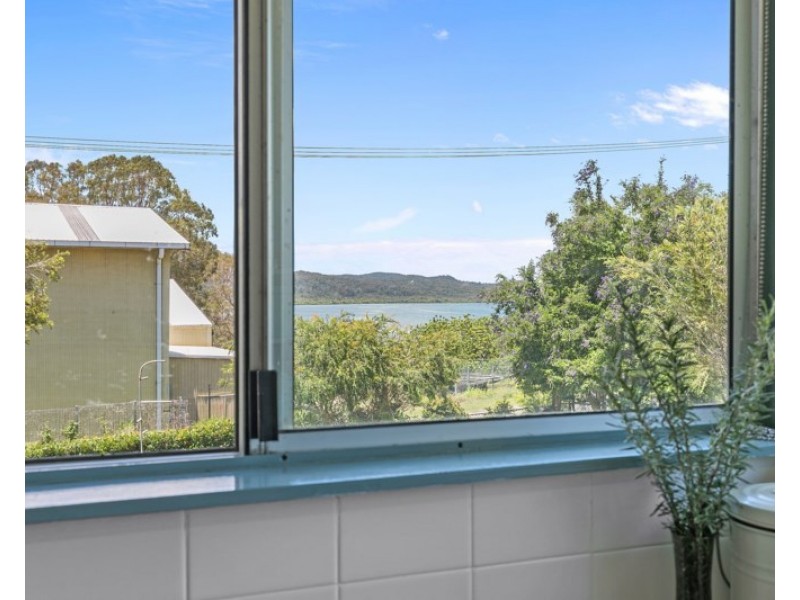 4 Logan Crescent, Dunwich QLD 4183