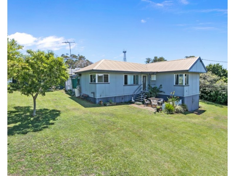 4 Logan Crescent, Dunwich QLD 4183