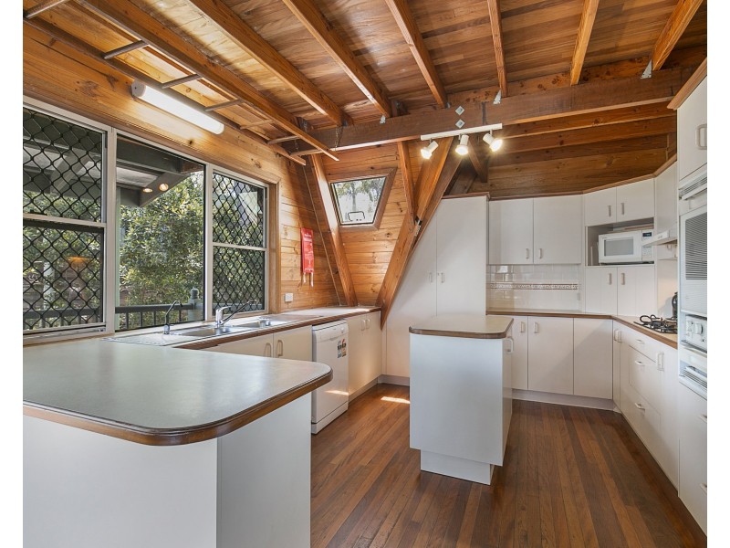 4 Merinda Crescent, Point Lookout QLD 4183