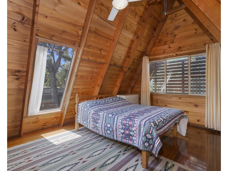 4 Merinda Crescent, Point Lookout QLD 4183