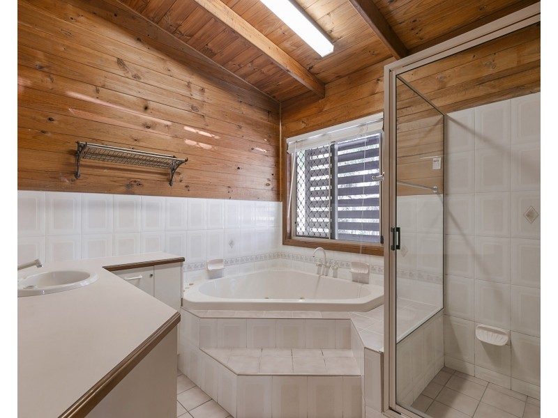 4 Merinda Crescent, Point Lookout QLD 4183