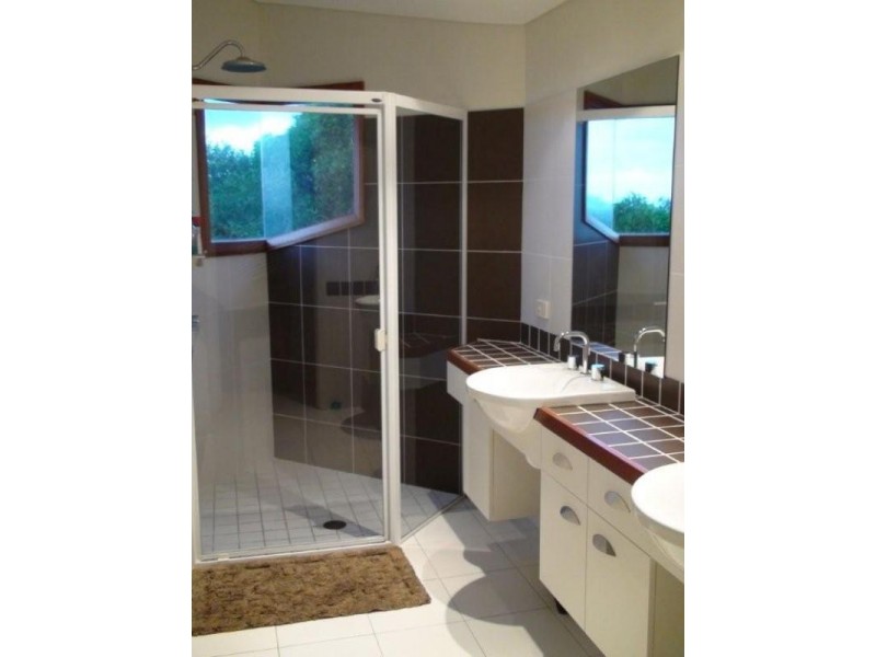 8 Pratt Court, Point Lookout QLD 4183