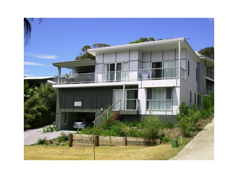 16 Cumming Parade, Point Lookout QLD 4183