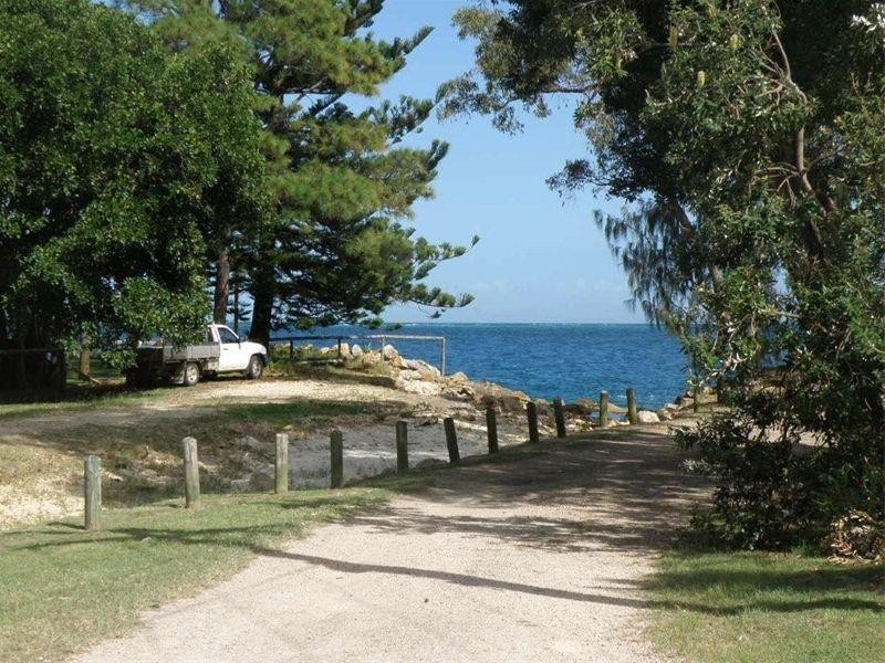 2 Millers Lane, Amity Point QLD 4183