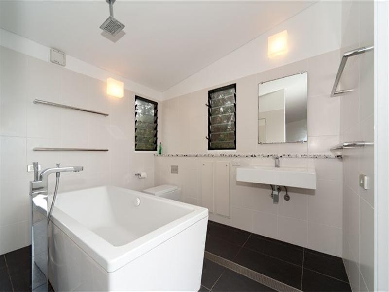 6 Samarinda Drive, Point Lookout QLD 4183