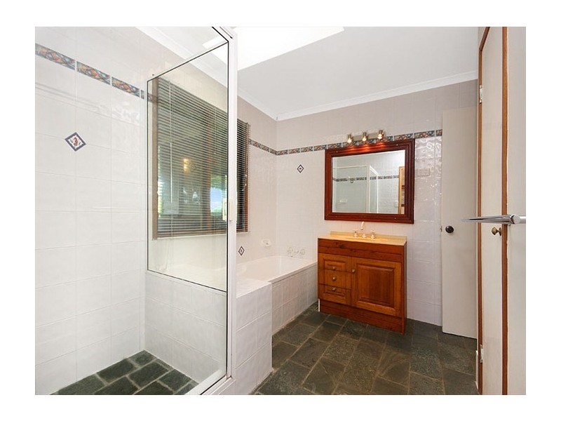 1A Pratt Court, Point Lookout QLD 4183