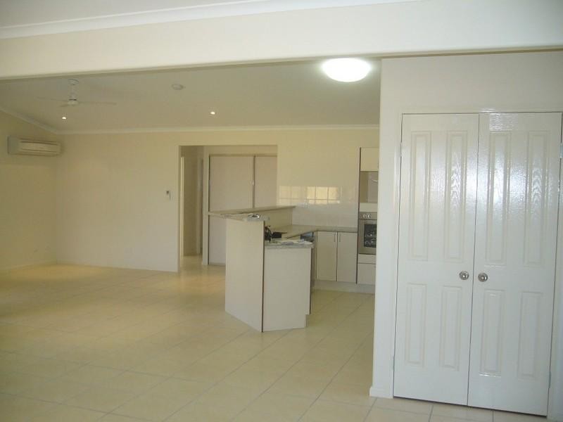 Bushland Beach QLD 4818