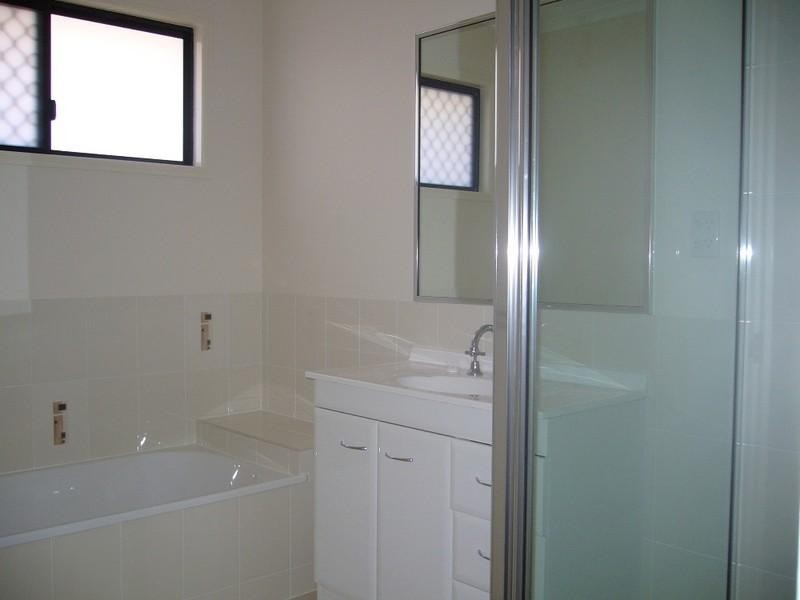 Bushland Beach QLD 4818