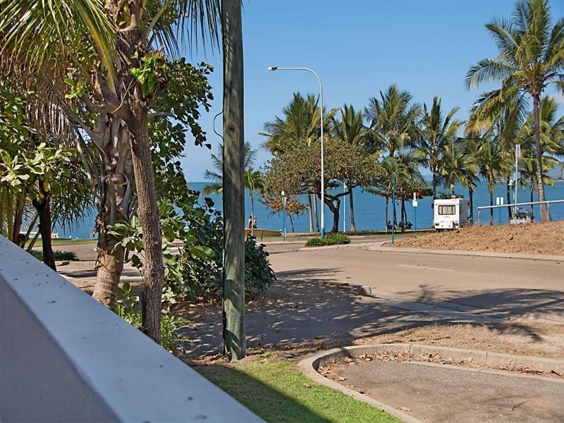 1/2 McKinley Street, North Ward QLD 4810