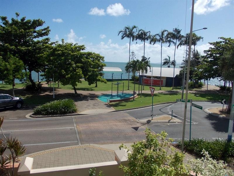 1/100 The Strand, North Ward QLD 4810