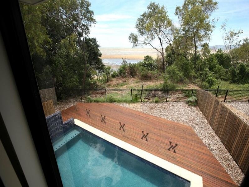 Bushland Beach QLD 4818